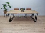 Eiken boomstam tafel met U Strip Poten